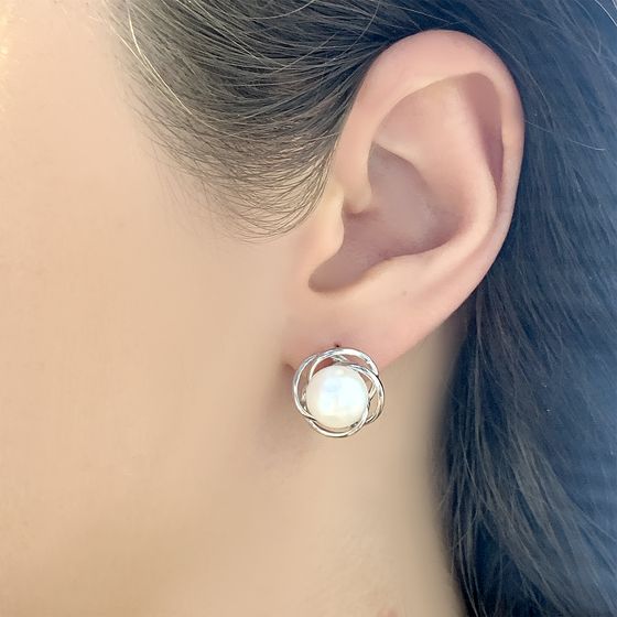 Silver earrings with pearls