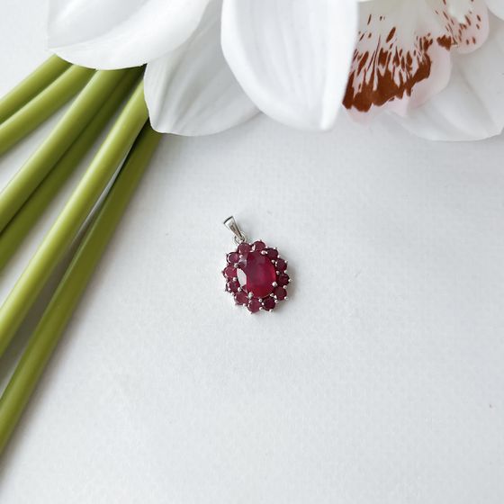 Silver pendant with a 5.388-carat ruby