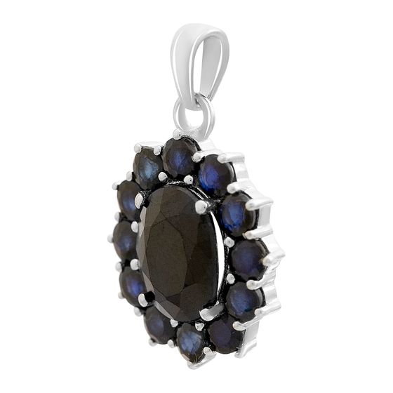 Silver pendant with a 5.58-carat sapphire