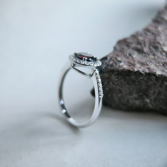 Серебряное кольцо с гранатом