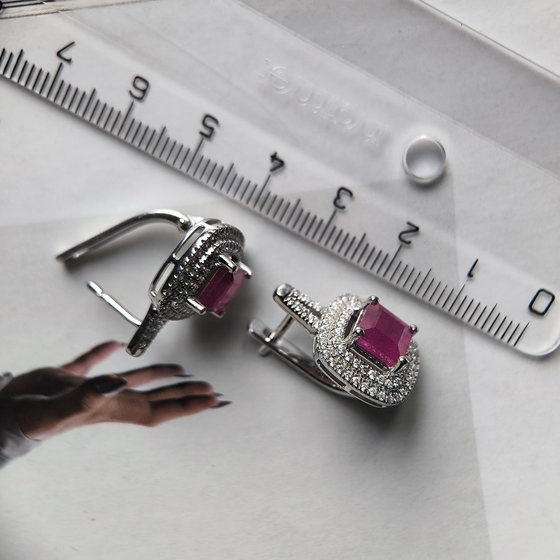 Серебряные серьги с рубином 6.342ct, фианитами