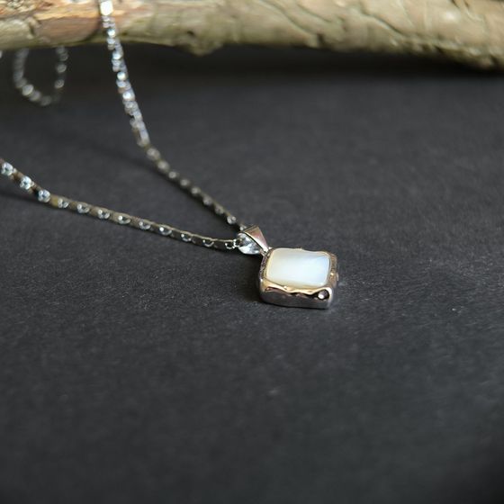 Серебряная подвеска с перламутром