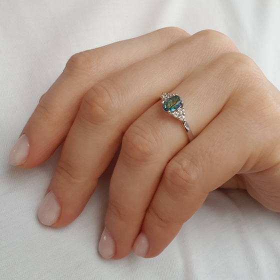 Серебряное кольцо с мистик топазом, фианитами