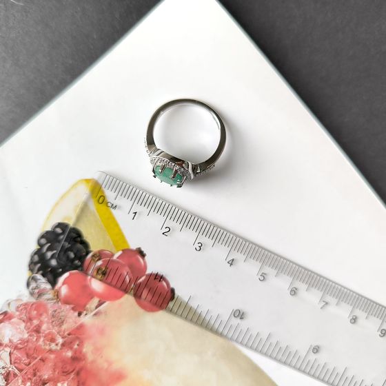 Срібна каблучка зі смарагдом 3.14ct, фіанітами