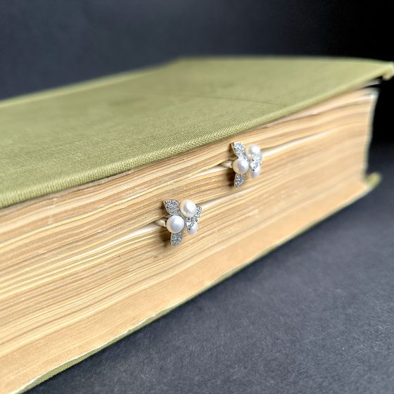 Silver earrings with pearls, fianites