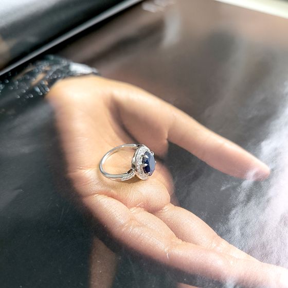 Срібна каблучка з сапфіром 3.81ct, фіанітами