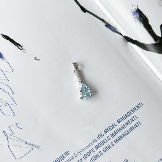 Silver pendant with a 2.042-carat topaz