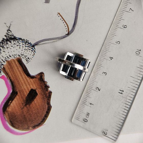 Silver ring with a 6.461-carat sapphire