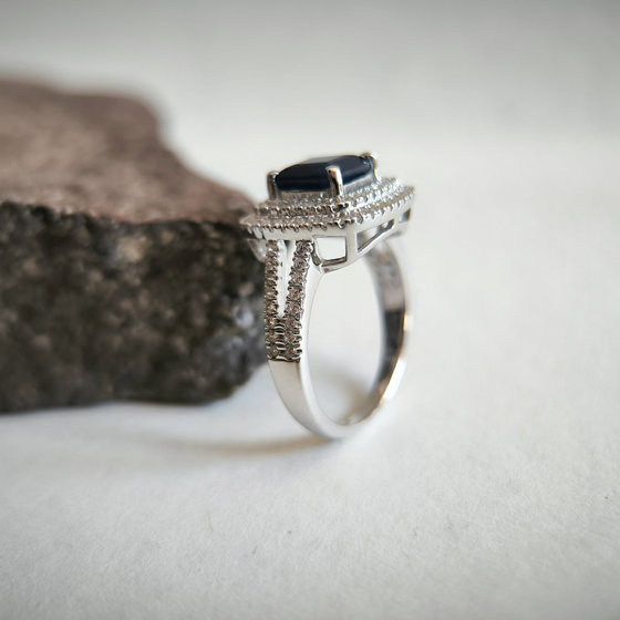 Серебряное кольцо с сапфиром 3.256ct, фианитами