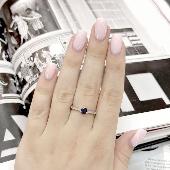 Срібна каблучка з сапфіром 0.892ct, фіанітами