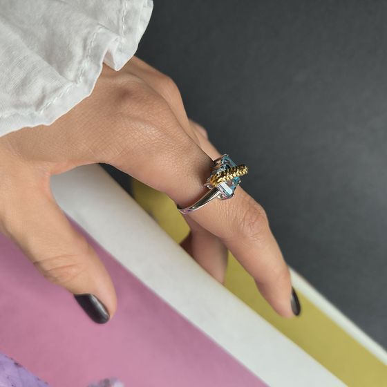 Серебряное кольцо с топазом, фианитами