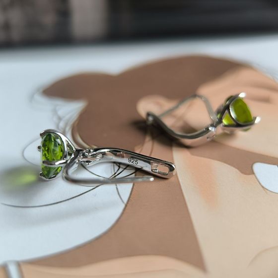 Срібні сережки з хризолітом