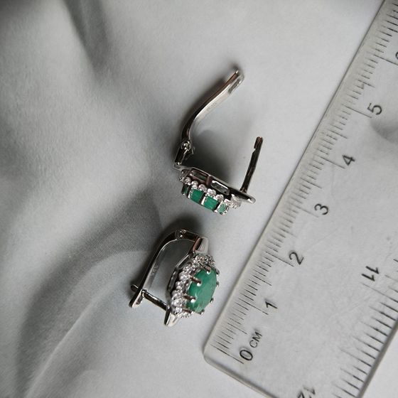 Серебряные серьги с изумрудом, фианитами