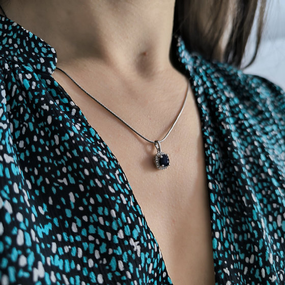 Silver pendant with 1.389ct sapphire, cubic zirconia