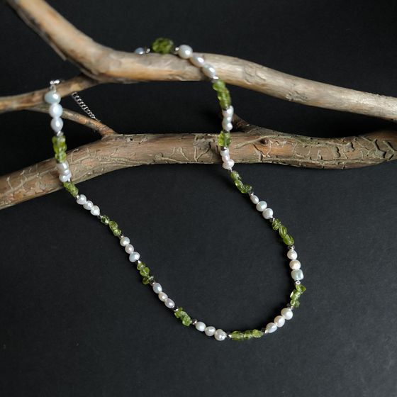 Silver necklace with baroque pearls, chrysolite
