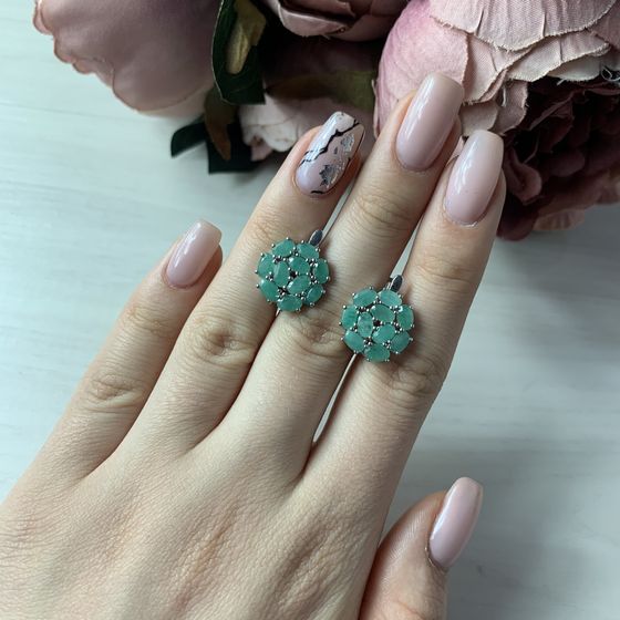 Silver earrings with a 2.192-carat emerald