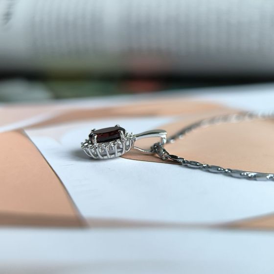 Silver pendant with a 1.041-carat garnet