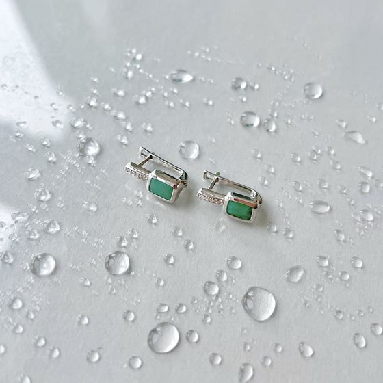 Silver Earrings with a 1.923-carat Emerald