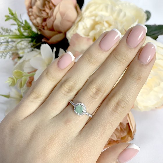 Silver ring with a 0.895-carat emerald