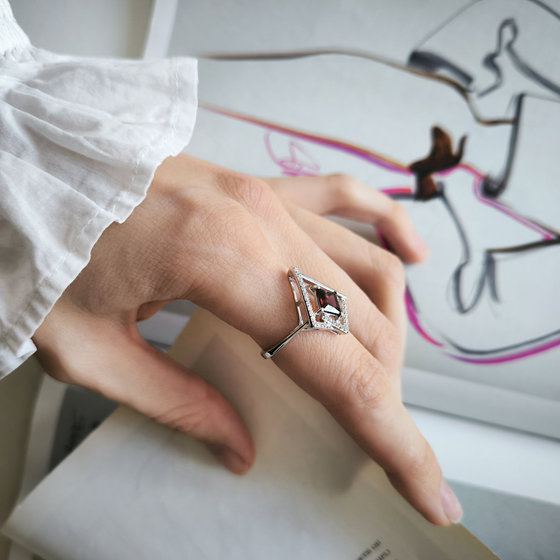 Серебряное кольцо с гранатом 1.555ct