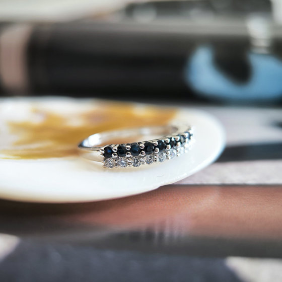 Серебряное кольцо с сапфиром, фианитами