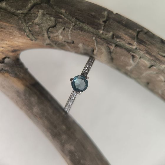 Серебряное кольцо с топазом Лондон Блю 0.556ct