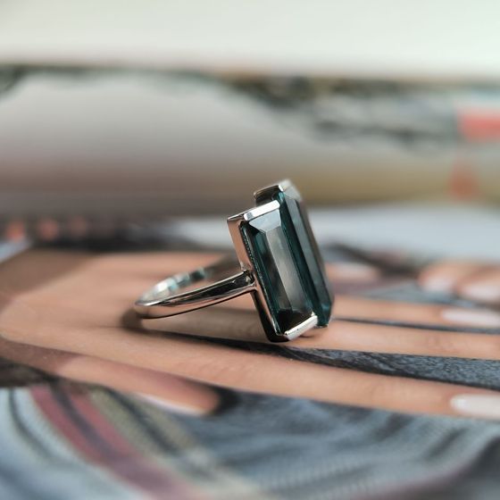 Серебряное кольцо с топазом Лондон Блю 6.66ct