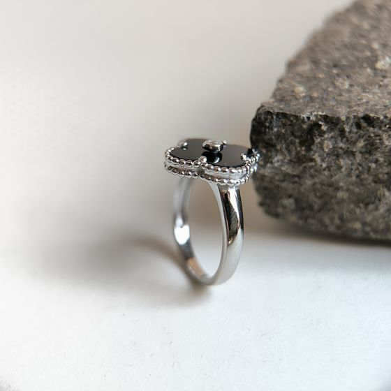 Серебряное кольцо с ониксом, фианитами