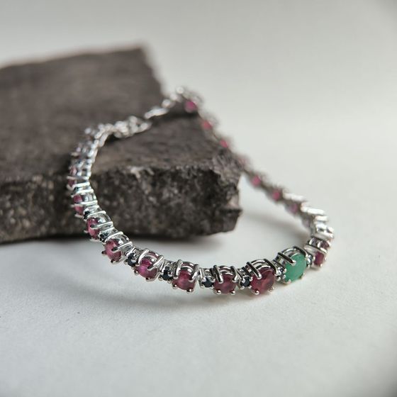 Серебряный браслет с изумрудом 7.303ct, рубином, сапфиром