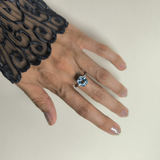 Silver ring with a 5.163-carat topaz