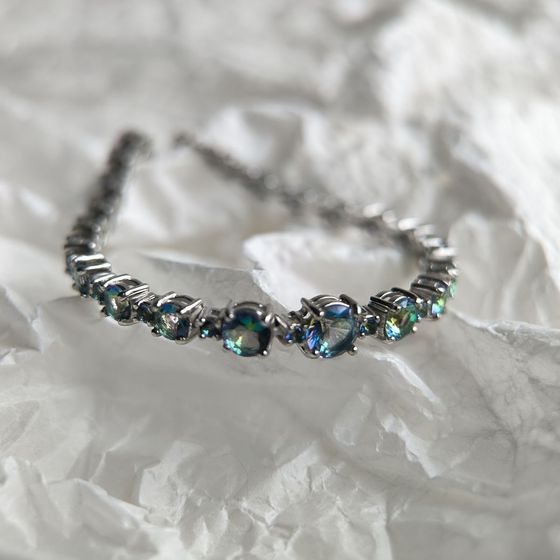 Silver bracelet with a 5.642-carat mystic topaz