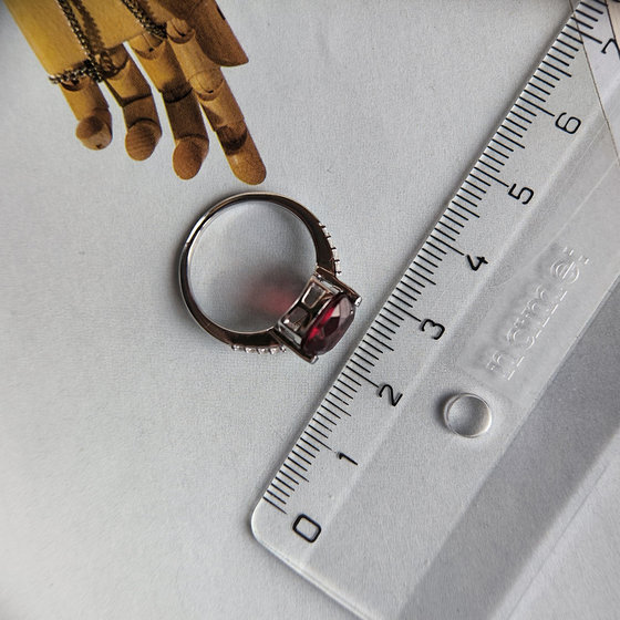 Серебряное кольцо с гранатом nano, фианитами