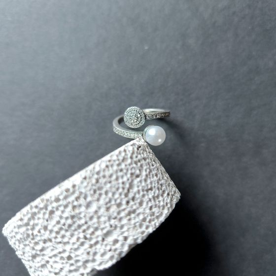 Серебряное кольцо с жемчугом, фианитами