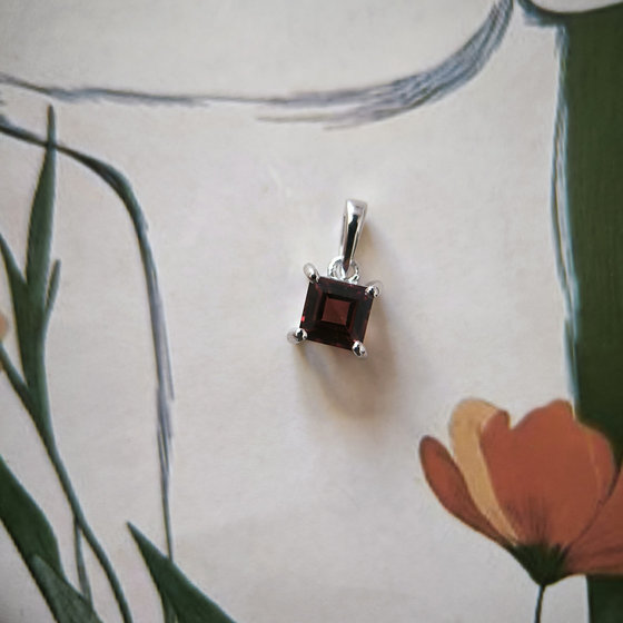 Серебряная подвеска с гранатом 0.85ct