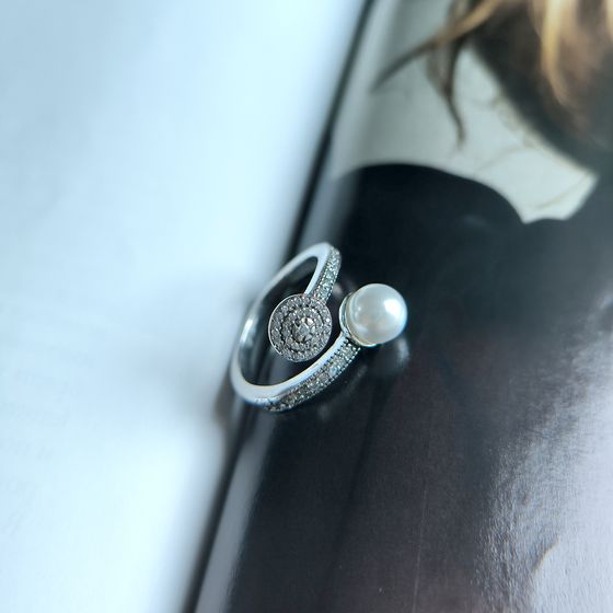 Серебряное кольцо с жемчугом, фианитами