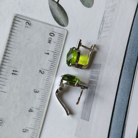 Silver earrings with a 4.675-carat chrysolite