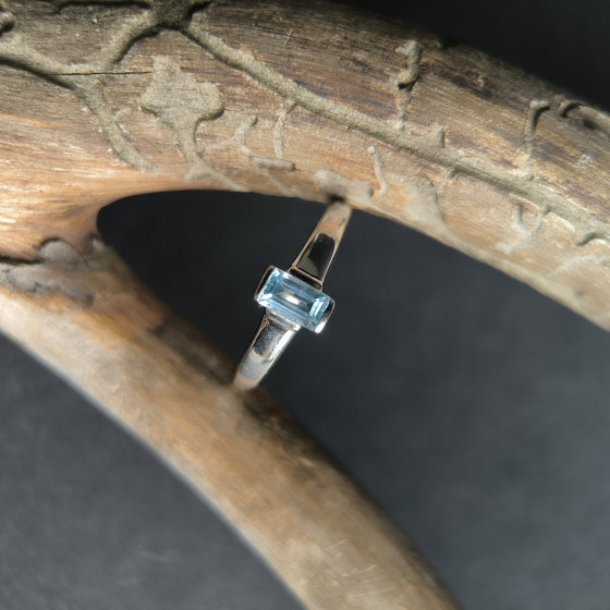 Silver ring with a 0.368-carat topaz