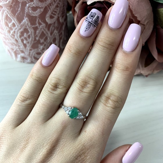 Silver ring with a 1.155-carat emerald
