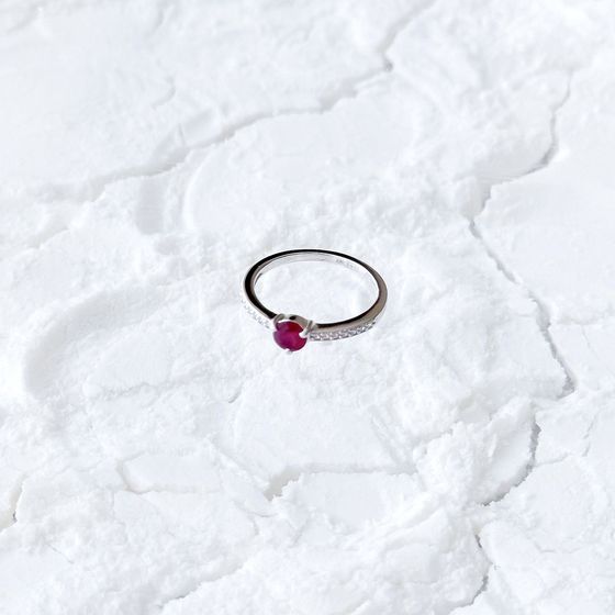 Sterling silver ring with 0.891ct ruby, fianites