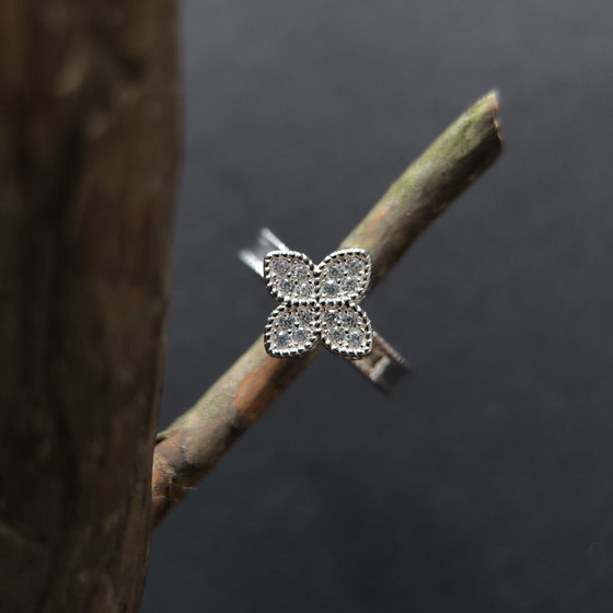 Серебряное кольцо с фианитами