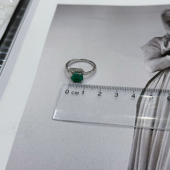 Серебряное кольцо с изумрудом, фианитами
