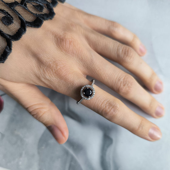 Серебряное кольцо с сапфиром, фианитами