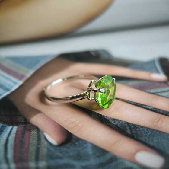 Серебряное кольцо с хризолітом 3.587ct