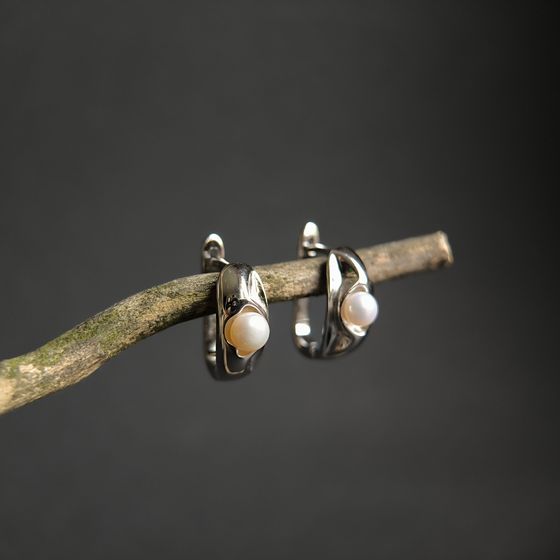 Silver earrings with pearls