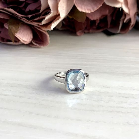 Silver ring with a 6.075-carat topaz