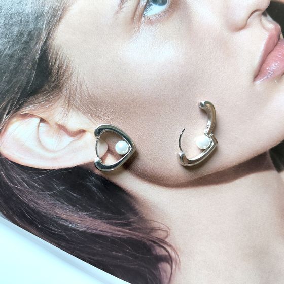 Silver earrings with pearls