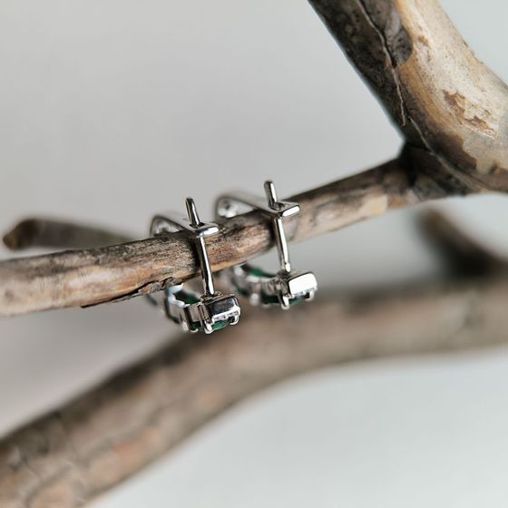 Серебряные серьги с изумрудом nano 2.114ct