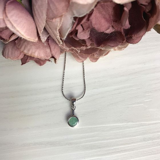 Silver pendant with a 0.75-carat emerald