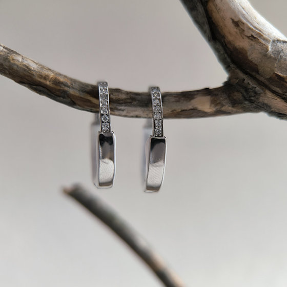 Серебряные серьги с емаллю, фианитами