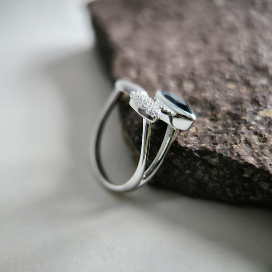 Серебряное кольцо с сапфиром 1.73ct, фианитами